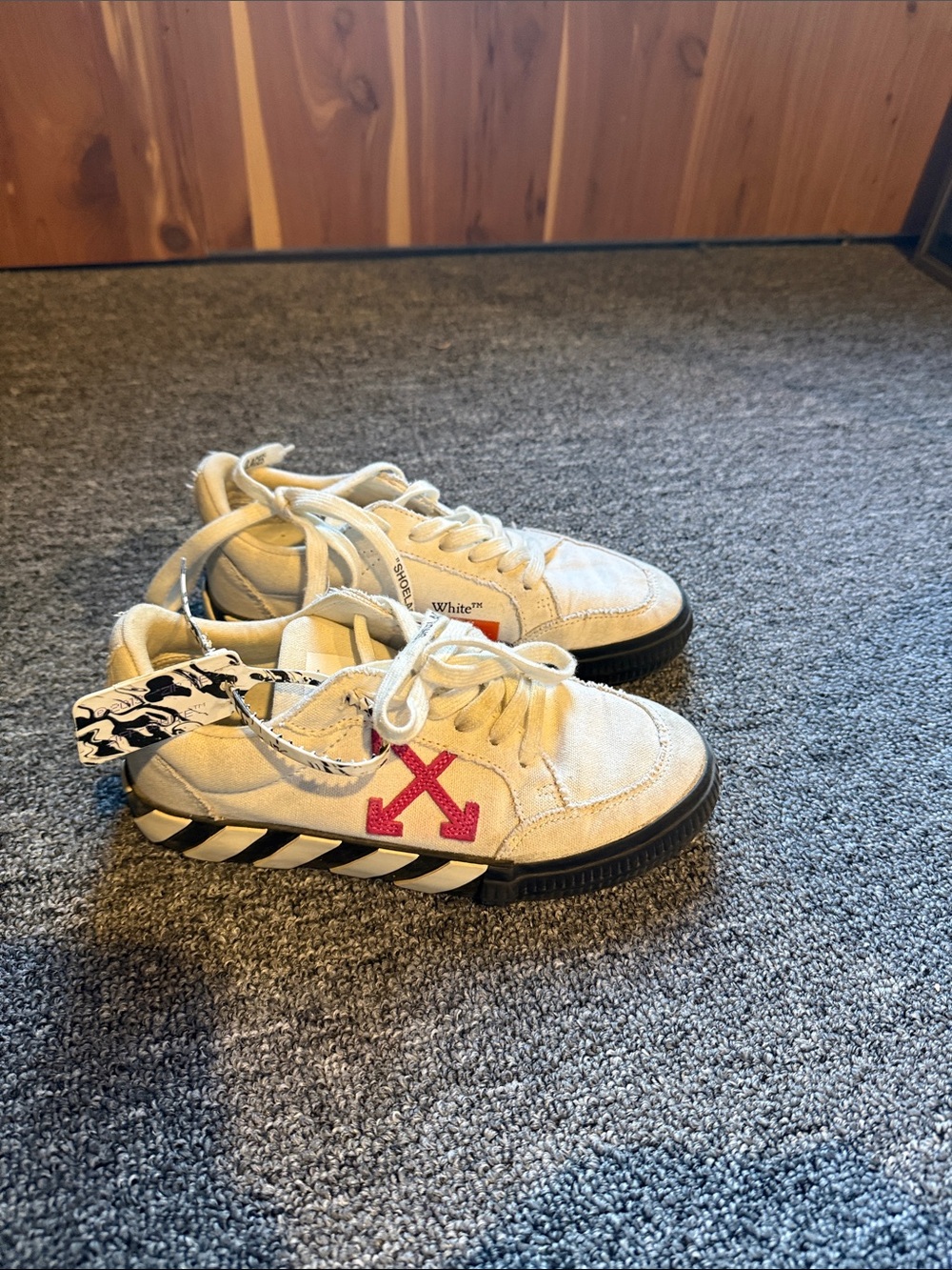Off-White Kids Low-Top Sneaker in Beige with Pink Arrow Accent